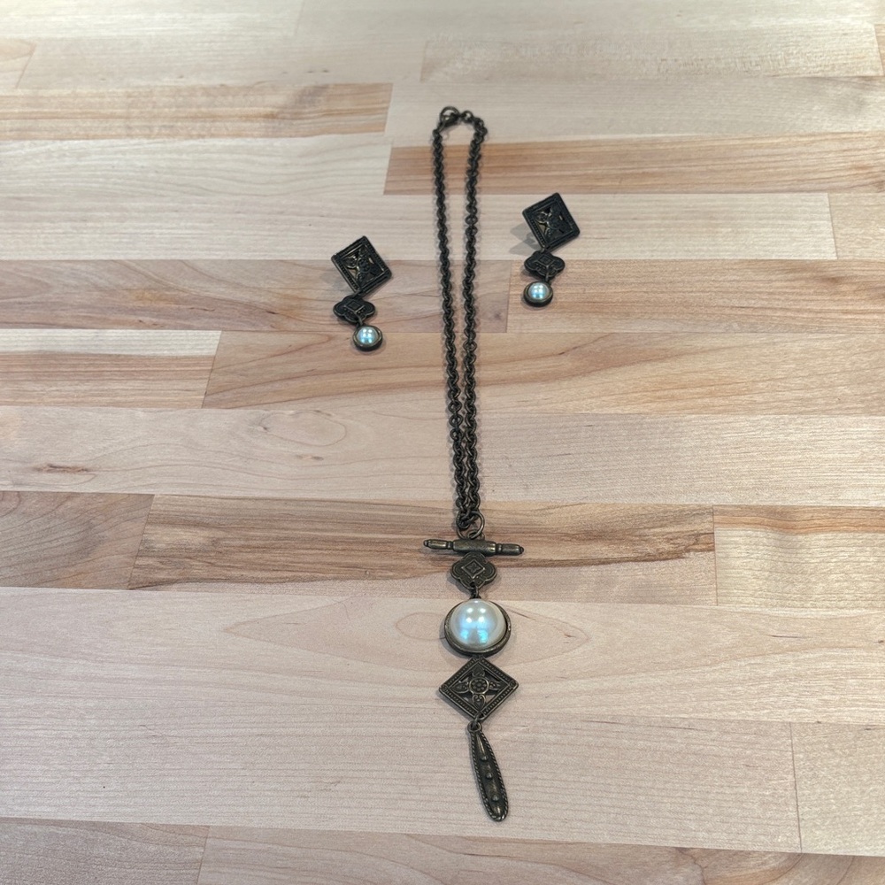 Elegant Pearl and bronze colored Earrings Necklace Set